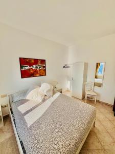 a bedroom with a large bed in a room at Appartamento Moneglia Holidays in Moneglia