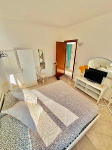 a bedroom with a large bed and a mirror at Appartamento Moneglia Holidays in Moneglia