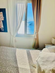 a bedroom with a bed and a window at Appartamento Moneglia Holidays in Moneglia +37 photos