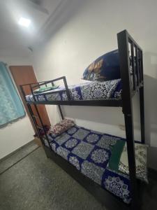 two bunk beds in a room withthritisthritisthritisthritisthritisthritisthritisthritisthritis at BEYOND INFINITY GROUP, pg in Navi Mumbai