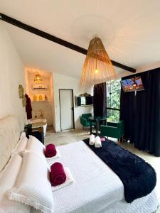 a bedroom with a large bed with red pillows on it at Studio Bali - Village Capixaba in Gravatá