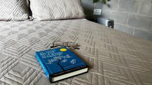 a blue book sitting on top of a bed at Cabana para casal no Vale do Cuiabá Itaipava in Araras Petropolis