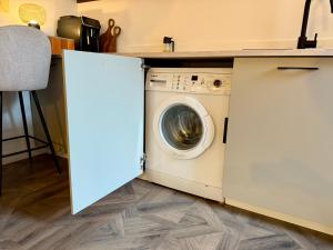 a washing machine in a kitchen with a counter at Casa Dos in Hendrik-Ido-Ambacht