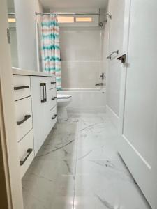 ein weißes Badezimmer mit Toilette und Waschbecken in der Unterkunft Ocean Whispers in Nanaimo