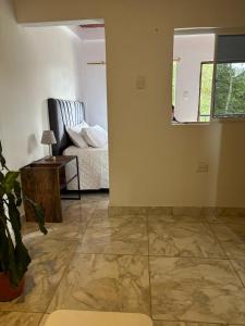 a living room with a couch and a table at Minca nomada 517 de la sierra in Santa Marta