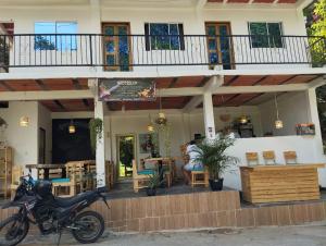 a motorcycle parked in front of a restaurant at Minca nomada 517 de la sierra in Santa Marta
