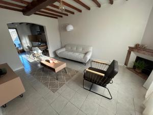 a living room with a couch and a table at Le PATIO Beau Duplex terrasse 2 chambres 5mn théâtre antique in Orange