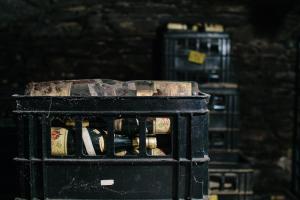a black box filled with bottles of wine at Apartment MOSELGARTEN - Domherren-Suite in Piesport
