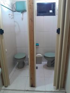 a bathroom with two toilets and a window at Apartamento comodo in Asunción