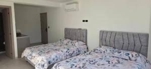 two beds sitting next to each other in a bedroom at Don Pedro in Buga