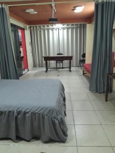 a bedroom with a bed and a table in it at Apartamento comodo in Asunción