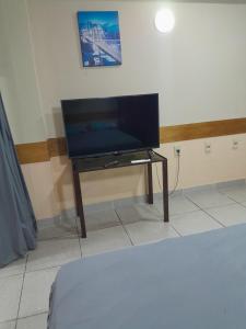 a flat screen tv sitting on a table in a room at Apartamento comodo in Asunción