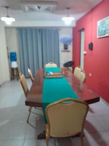 a dining room with a green table and chairs at Apartamento comodo in Asunción
