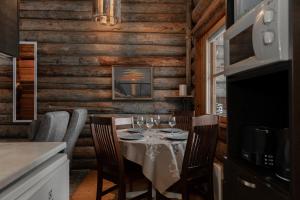 a dining room with a table with wine glasses at Pikkukelo Ruka in Ruka