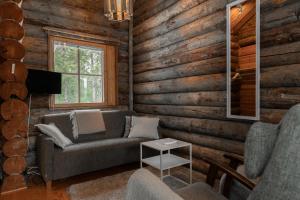 a living room with a couch and a window at Pikkukelo Ruka in Ruka