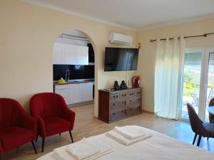 a living room with a table and chairs and a kitchen at Herdade do Montinho in Portalegre