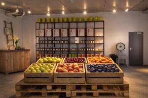 a display of fruits and vegetables in a store at Hofgut Stefan - BIO, Bodenständig, Bodensee in Uhldingen-Mühlhofen
