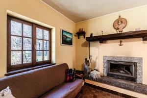 a living room with a couch and a fireplace at Chalet Niki BELLAGIO in Bellagio