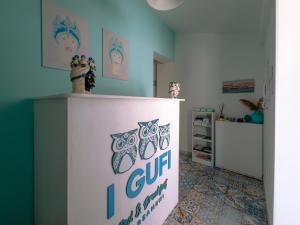 a room with a sign that says lu curl at I Gufi Bed & Breakfast Marzamemi in Marzamemi