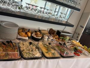 ein Tisch mit vielen verschiedenen Speisen darauf in der Unterkunft Hotel Efcannos in Vechelde