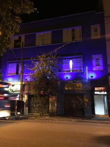 un edificio con luces azules en el lateral. en Hotel Okada (Adults Only), en São Paulo