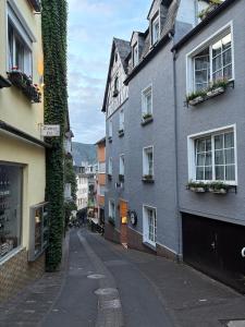 an empty street next to a building with ivy at City B&B Cochem in Cochem