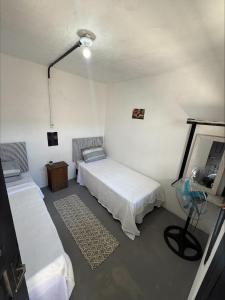 a room with two beds and a window in it at Hostel El viajero in Tramandaí