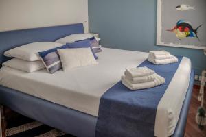 a blue bed with towels on top of it at Bilocale affacciato sul budello a 30 mt dal mare in Laigueglia
