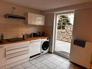 a kitchen with a washing machine and a washer at Monteurwohnung Inzlingen nahe Basel in Inzlingen