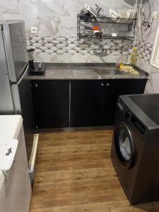 a kitchen with a washing machine and a sink at Dar yasmine in Azrou