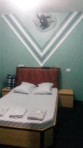 1 dormitorio con 1 cama con un corazón en la pared en Hotel Okada (Adults Only), en São Paulo