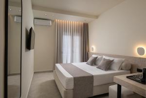 a bedroom with a large white bed in a room at Phos Luxury Living in Sarti