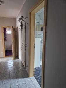 a hallway with a door open to a room at Monteurs Wohnung in Andervenne in Andervenne Oberdorf