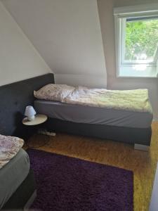 a small bedroom with two beds and a window at Monteurs Wohnung in Andervenne in Andervenne Oberdorf