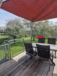 a table and chairs sitting on a wooden deck at Monteurs Wohnung in Andervenne in Andervenne Oberdorf