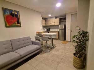 a living room with a couch and a table at Depto cómodo y central in Temuco