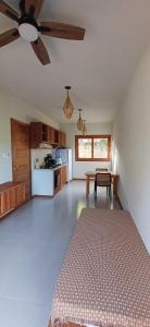a living room with a bed and a kitchen at Vila Baião - Casa Luiz Gonzaga in Itacaré