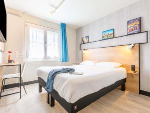 a hotel room with a bed and a desk at ibis Blois Centre Château in Blois