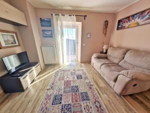 a living room with a couch and a television at Casa Bellavista in Montefegatesi