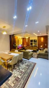 a living room with a table and a couch at فيلا الكينج مريوط in King Mariout