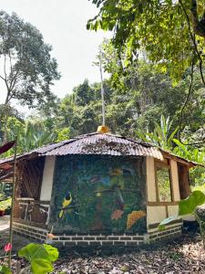 a small house with a painting on the top of it at Bosque de Oro in Apía