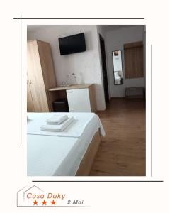 a hotel room with a bed and a kitchen at CASA DAKY in 2 Mai
