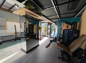 a room with a mirror and a hair salon at VISTA MAR SPOT Barra in Salvador