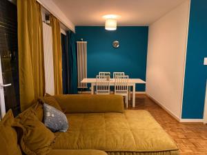 un salon avec un canapé et une table avec des chaises dans l'établissement Aliyah, à Lausanne