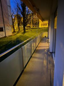un couloir d'un bâtiment avec une clôture et de l'herbe dans l'établissement Aliyah, à Lausanne