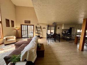 ein Wohnzimmer mit Sofa und Tisch in der Unterkunft Falling Timber- A Frank Lloyd Wright Inspired Staycation in Canton