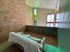 ein Wohnzimmer mit Sofa und Buntglasfenster in der Unterkunft Falling Timber- A Frank Lloyd Wright Inspired Staycation in Canton