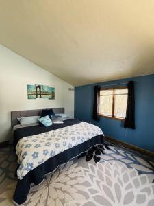 ein Schlafzimmer mit einem Bett und einer blauen Wand in der Unterkunft Falling Timber- A Frank Lloyd Wright Inspired Staycation in Canton + 7 Fotos
