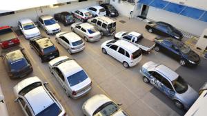 a bunch of cars parked in a parking lot at Romas Hotel in Umuarama