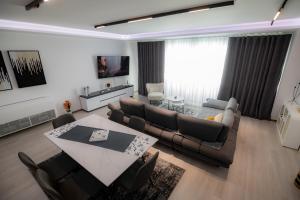 a living room with a couch and a table at DEX Apartment Korca in Korçë